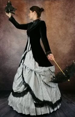 Victorian Picnic Gown -Vintage Veil Clothing Store selfie 1 1